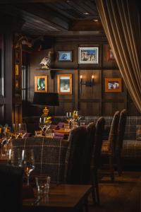 ein Esszimmer mit Tisch und Stühlen in der Unterkunft Arctic City Hotel in Rovaniemi