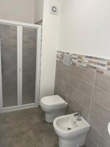 a bathroom with a toilet and a shower and a sink at Domus Palatium in Palazzolo Acreide