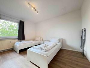 a room with two beds and a window at LEU111 komfortable Monteurwohnung in Leuchtenberg