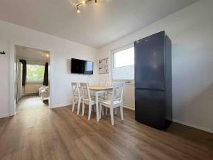 a kitchen and dining room with a table and a refrigerator at LEU111 komfortable Monteurwohnung in Leuchtenberg