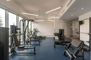 a gym with several treadmills and cardio machines at Codomo Living Carcavelos Lombos in Carcavelos