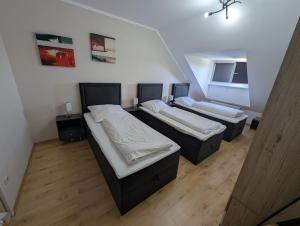 a room with two beds in a room at Moderne Dachgeschosswohnung bis 6 Personen - Parkplatz - Waschmaschine in Coburg