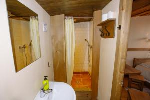 Koupelna v ubytování Guest House and camping Jurmala