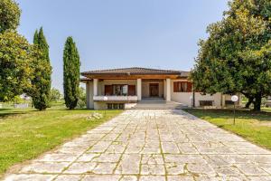 a house with a stone driveway in front of it at Villa Zina in Pasiano di Pordenone