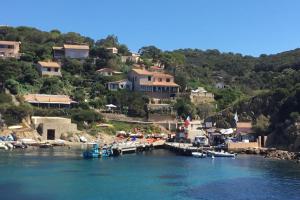 a group of boats are docked at a beach at Les Terrasses Levantines in Île du Levant