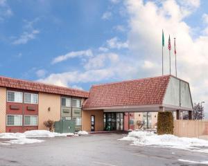 a building with two flags on top of it at Quality Inn & Suites Okanogan - Omak in Okanogan