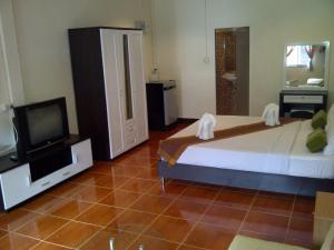 una camera da letto con un letto e una TV di Paradise Bungalows a Ko Chang