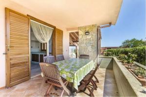 eine Terrasse mit einem Tisch und Stühlen auf dem Balkon in der Unterkunft Costa Mediterranea Holiday Homes in Campofelice di Roccella