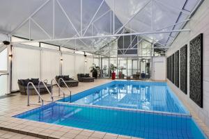 ein großes Becken mit blauem Wasser in einem Gebäude in der Unterkunft Melbourne Marriott Hotel in Melbourne