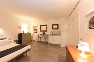 Habitación de hotel con cama y baño en Sweet Apartment, en Venecia