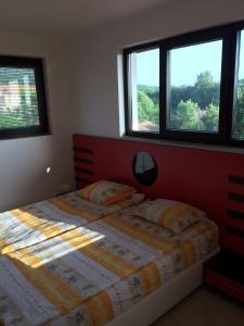 Ένα ή περισσότερα κρεβάτια σε δωμάτιο στο Apartment Zapovedni Rai