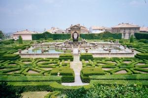 Elle offre une vue sur un jardin avec une fontaine et des haies. dans l'établissement Agriturismo Montigliano, à Viterbe