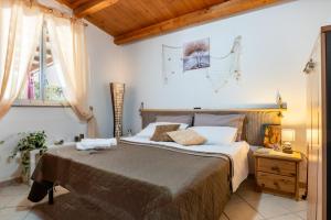a bedroom with a large bed in a room at Casa Villa Aury in Cefalù