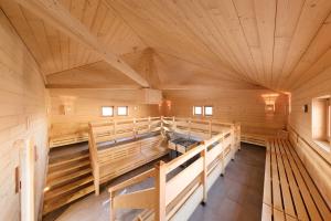 塔亚河畔拉镇Therme Laa Hotel Silent Spa Villas的享有教堂内木 ⁇ 的内部景色 更多18张照片