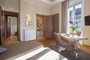 une chambre avec un lit et une table et une pièce dans l'établissement B&B Palazzo Depretis, à Naples