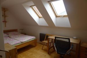 ターボルにあるApartment Provaznickaのベッドルーム1室(ベッド1台、デスク、窓付)