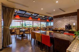 a restaurant with tables and chairs and a bar at Hotel HD Palace in Taipei