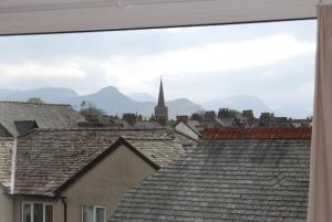 una vista sui tetti con una chiesa sullo sfondo di Beckside Guest House Keswick a Keswick