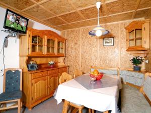 een eetkamer met een tafel en een tv in een kamer bij Ferienwohnung in Fügen im Zillertal - A 258.004 in Kapfing