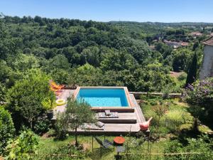 a swimming pool in a garden with a view at Hôtel Particulier Nontron - chambre d'hôtes et meublés de tourisme in Nontron