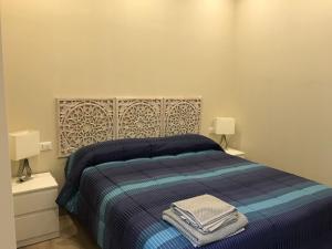カンポバッソにあるDimora Spina in centroのベッドルーム1室(ベッド1台、ナイトスタンド2台、ランプ2つ付)