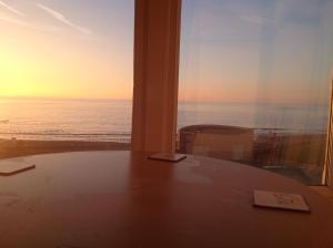 Cette chambre dispose d'une fenêtre offrant une vue sur l'océan. dans l'établissement Cowley Hotel, à Blackpool