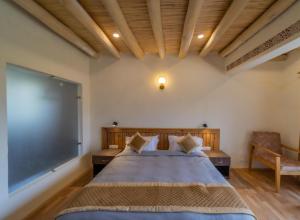 a bedroom with a large bed and a large screen at Indus County in She +7 photos