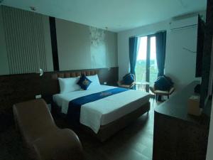a hotel room with a bed and a window at A3villa Hotel in Thạch Cầu