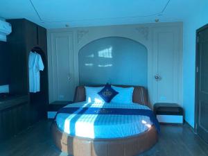 a blue room with a bed with a blue ceiling at A3villa Hotel in Thạch Cầu