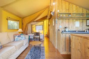 a living room with a couch and a table at Lodge La Forêt in Saint-Sauveur