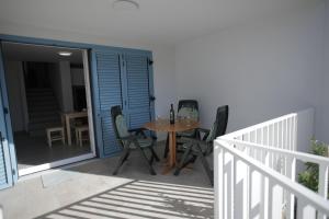 a patio with a table and chairs on a balcony at Apartman BARONI in Pinezici