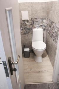 リヴィウにあるComfortable apartament in the centrのバスルーム(白いトイレ付)が備わります。