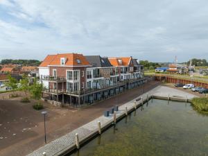 a row of houses next to a body of water at Residence Oude Haven room with terrace in Colijnsplaat