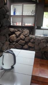 uma torradeira sentada no chão numa cozinha em Cabañas Matavai em Hanga Roa