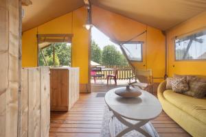 a living room with a couch and a table at Lodge Les Étoiles in Saint-Sauveur