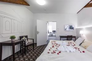 Un dormitorio con una cama con rosas. en Hotel Salety, en Valtice