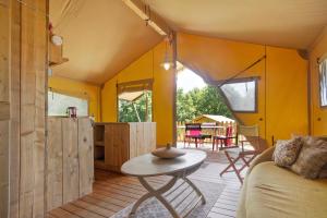 a living room with a couch and a table at Lodge Les Étoiles in Saint-Sauveur