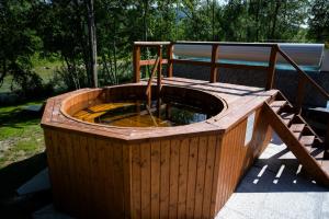 O grădină în afara Hotel Yara