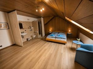 a large room with a bed and a bathroom at Ferienwohnung Mika in Bad Rothenfelde