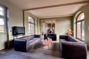 a living room with two couches and a tv at Maison proche Baie de Somme & Le Tréport-Terrasse in Biencourt
