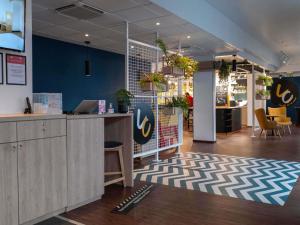 an office with a counter and a blue wall at ibis Lille Lomme Centre in Lomme
