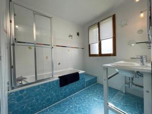 a bathroom with a tub and a sink at Biena in Musculdy +26 photos
