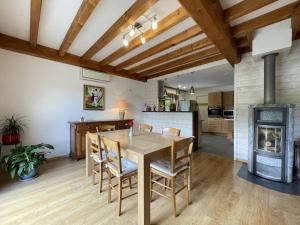a dining room with a table and a fireplace at Biena in Musculdy