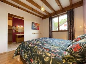 a bedroom with a bed and a window at Biena in Musculdy