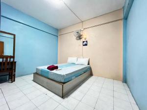 a bedroom with a bed in a room at J Home Aonang in Ban Nong Chaeng