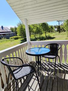 a table and two chairs on a porch at The little cottage in Saltvik