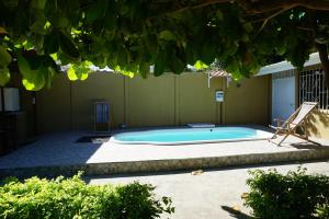 una piscina con una silla en un patio en Villa Vilar en Coco