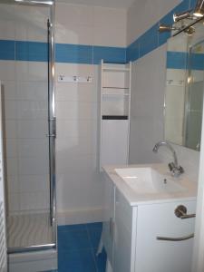 Bilik mandi di Appartement Kervoyal