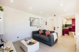 a living room with a couch and a table at Coração do Mar by OCvillas in Albufeira
