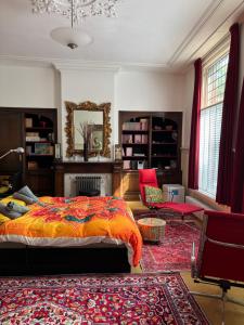 a bedroom with a bed and a red rug at Vintage Rooms Lange Haven in Schiedam
